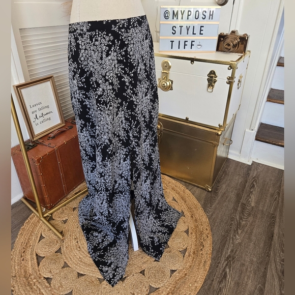 BEAUTIFUL BLACK FOREVER 21 MAXI SKIRT WITH WHITE FLORAL PATTERN 🖤🤍 - Picture 4 of 10